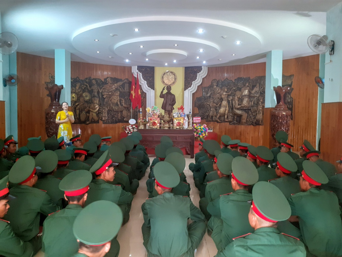 Cán bộ, chiến sĩ Trung đoàn 48 (Sư đoàn 320, Quân đoàn 3) tham quan, học tập tại Bảo tàng tỉnh Gia Lai